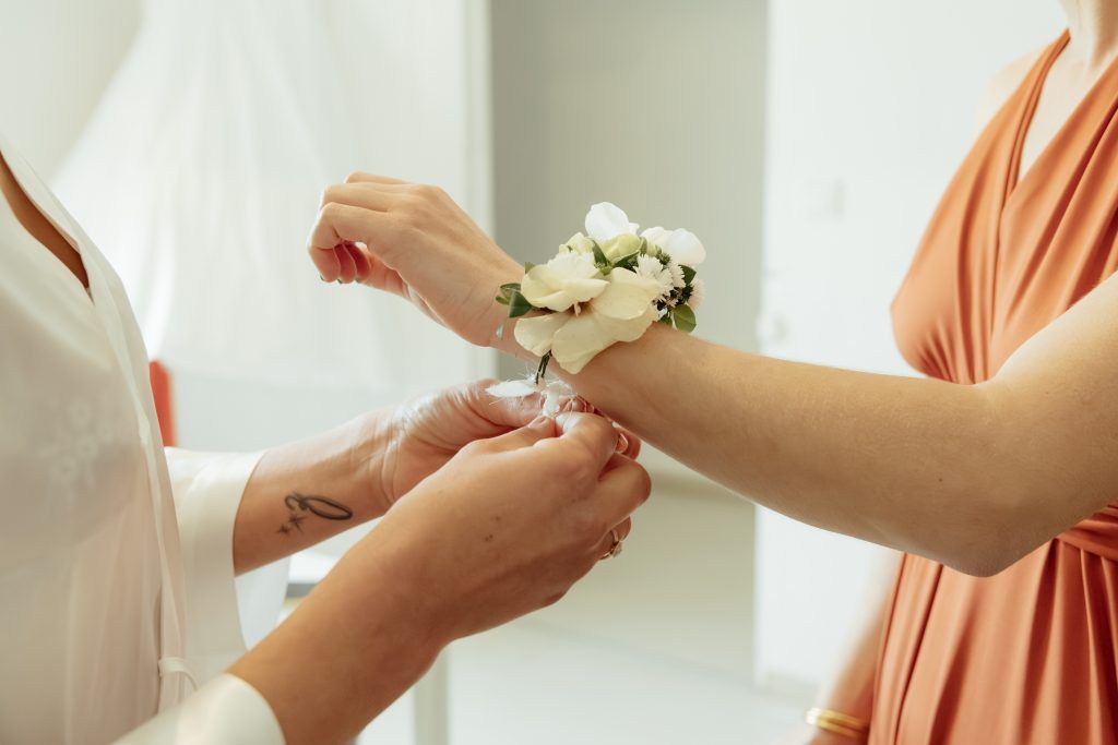 bracelet blanc fleurs fraiches mariage témoin