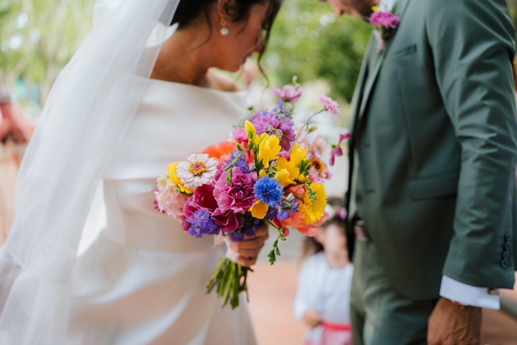 Bouquet de mariée couleurs vives déstructuré