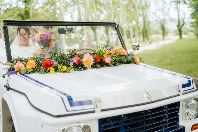 Décoration fleurs colorées voiture méhari blanche