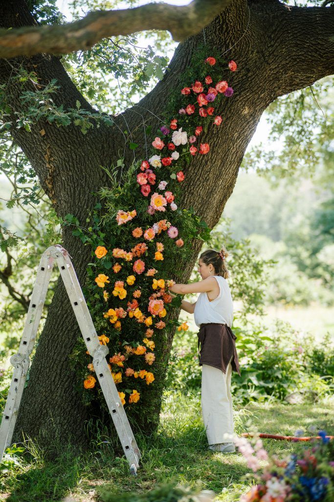 décoration fleurs tronc d'arbre