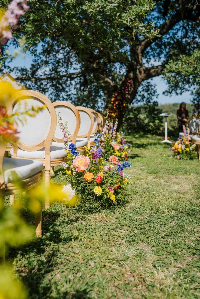 Cérémonie laïque compositions florales colorées château de Villeclare